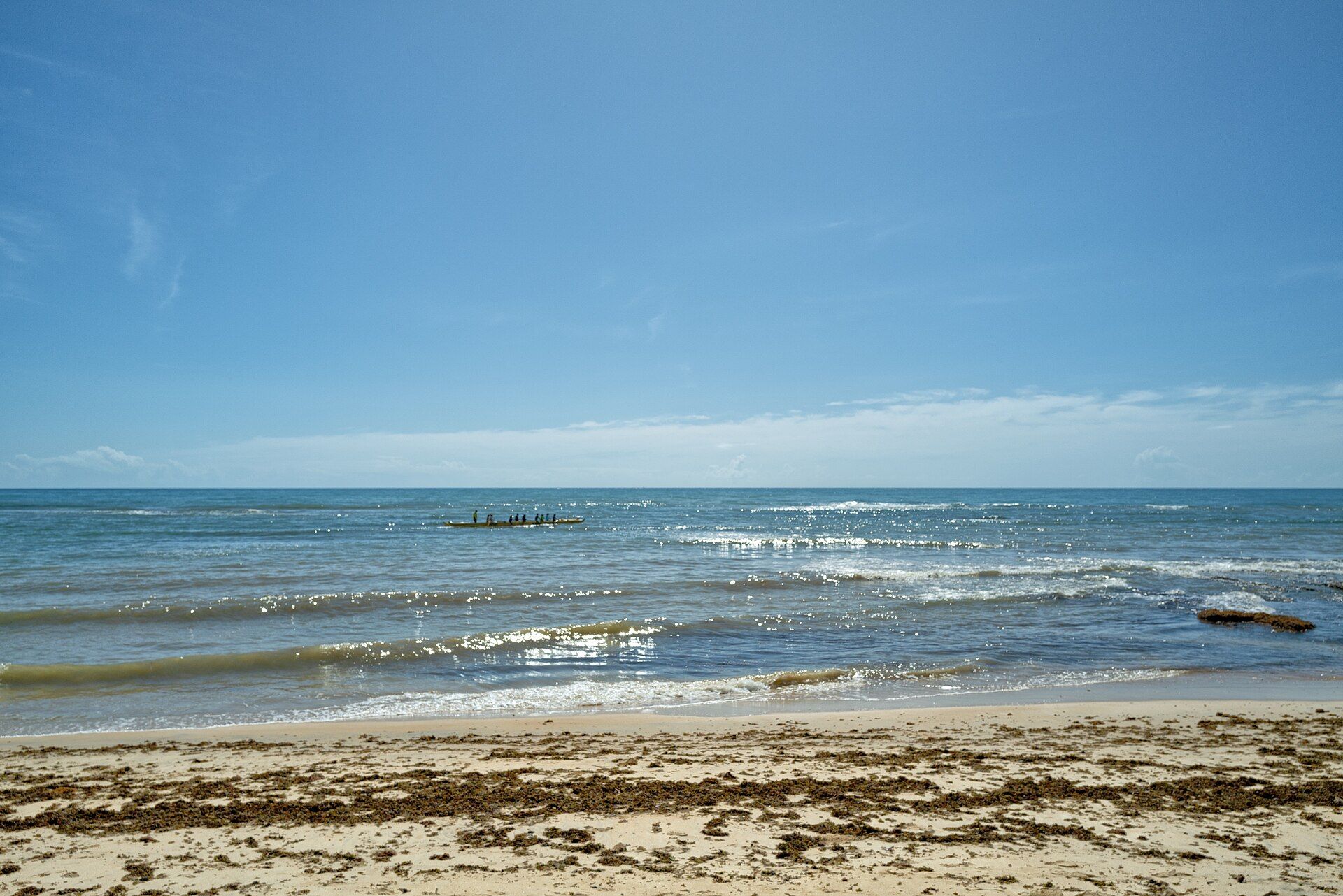 Mar azul e faixa de areia em Arraial d’Ajuda