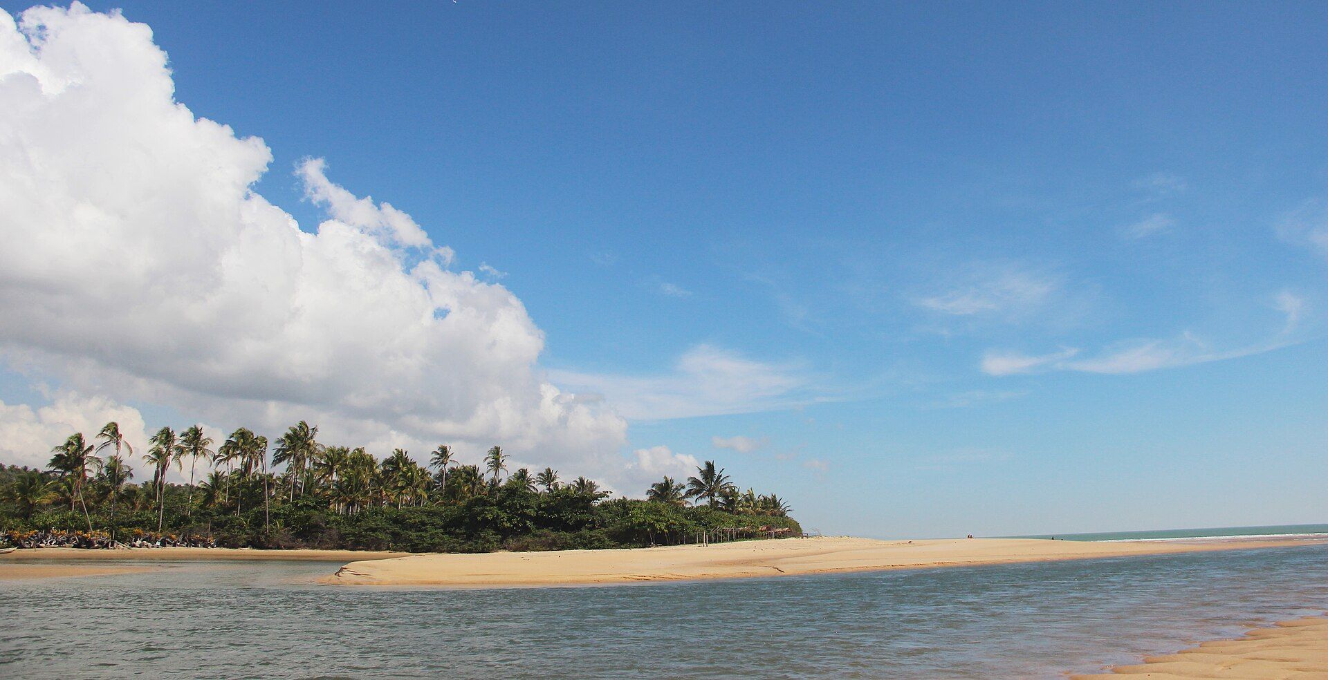 Encontro do Rio Caraíva com o mar no sul da Bahia