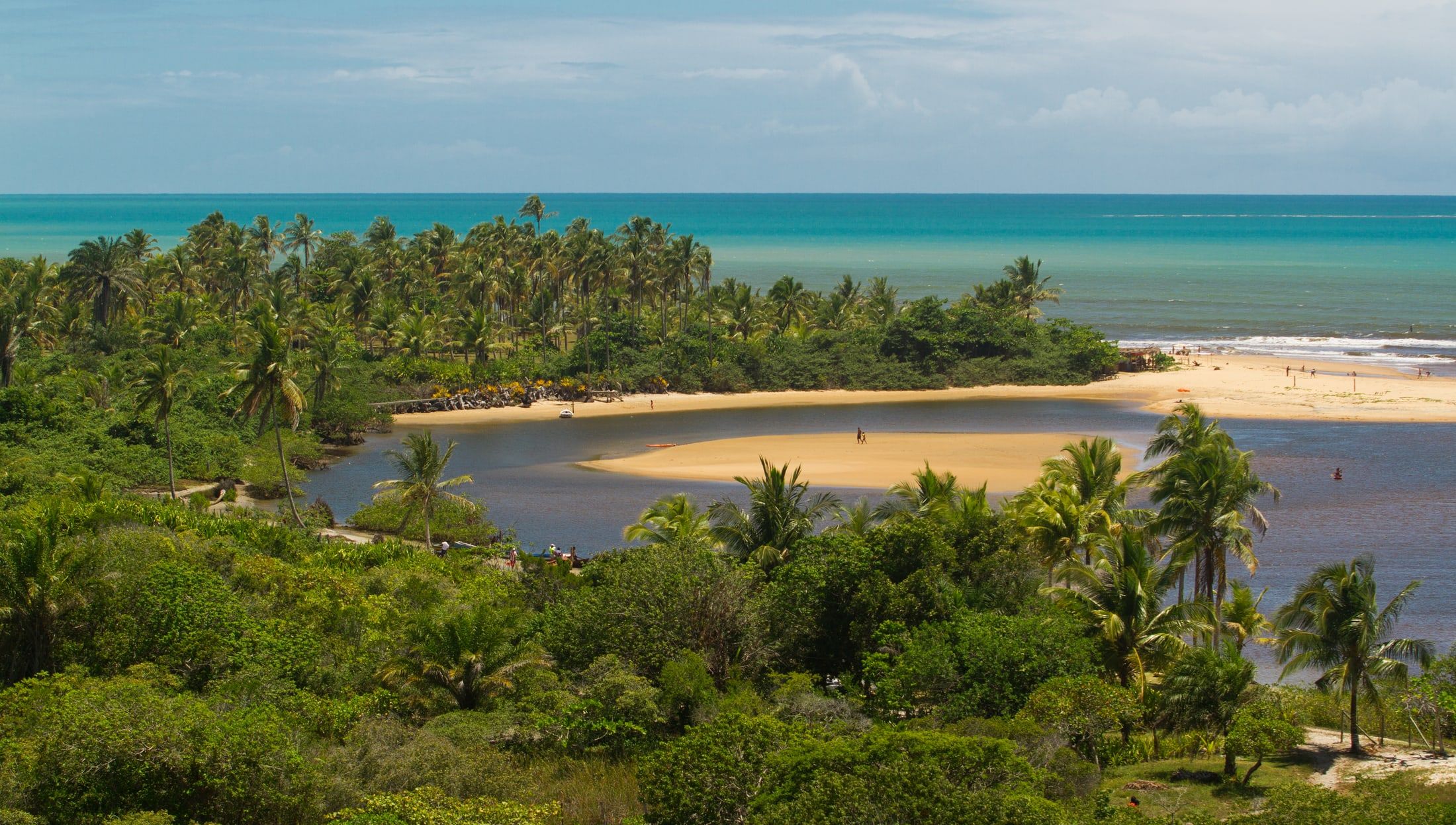 Vista aérea de Caraíva entre o rio, a costa e a vegetação do sul da Bahia