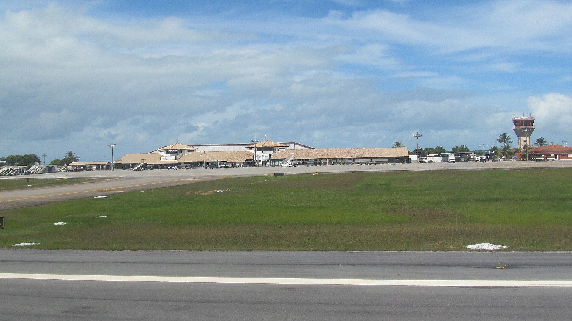 Pátio, terminal e torre de controle do Aeroporto de Porto Seguro