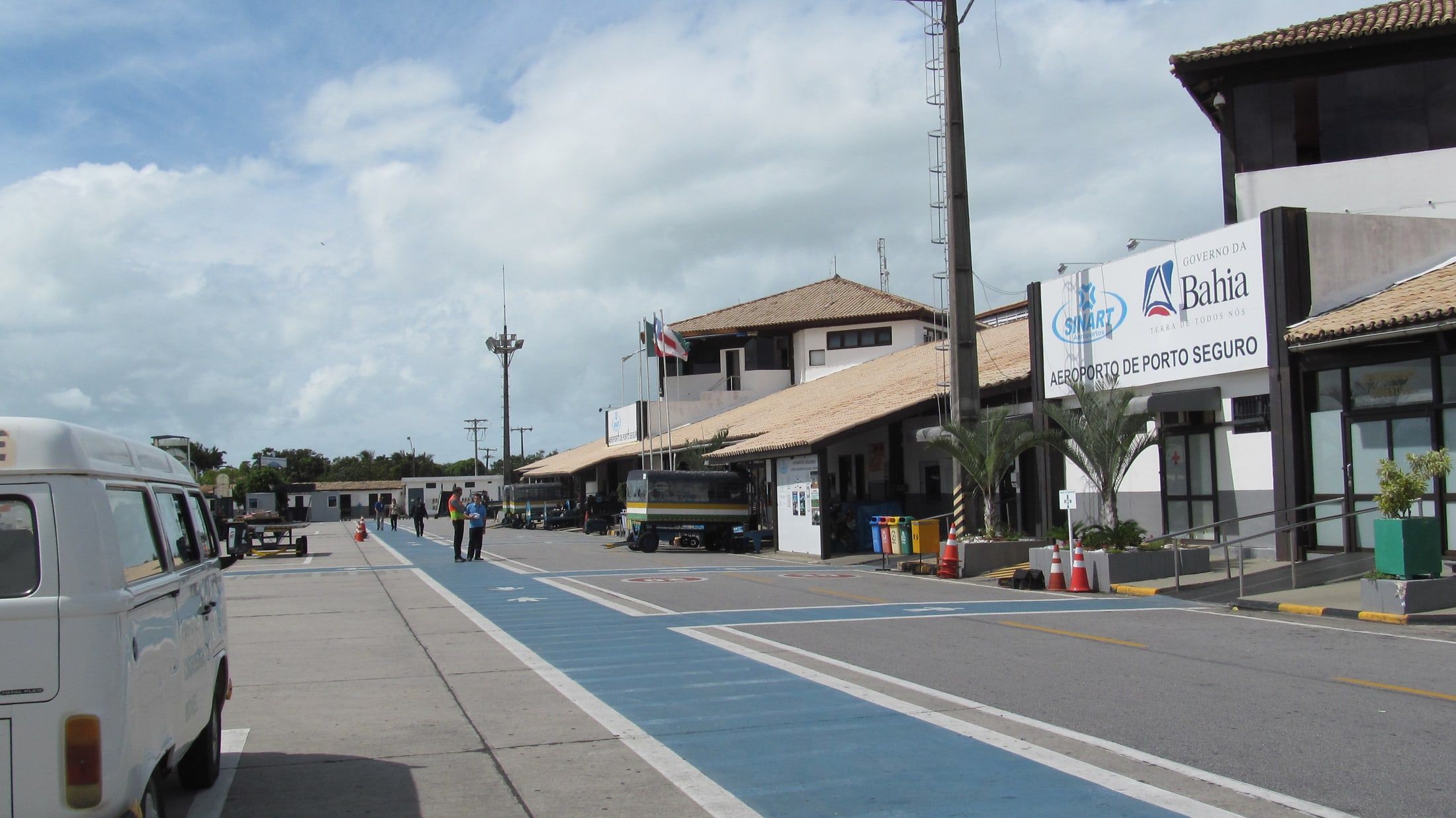 Área externa do Aeroporto de Porto Seguro, ponto de chegada para seguir a Trancoso