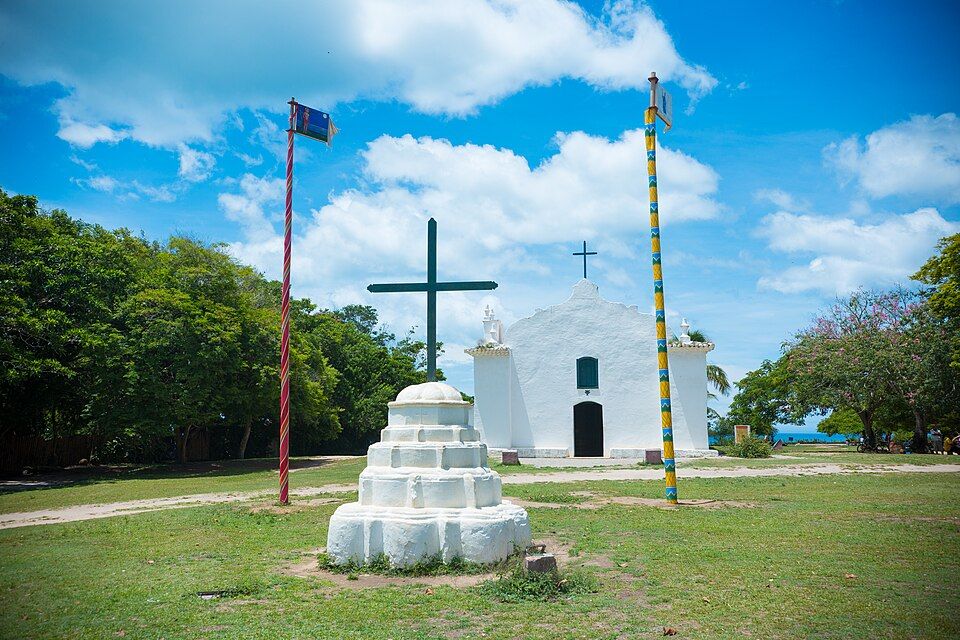 Igreja branca e gramado no Quadrado histórico de Trancoso