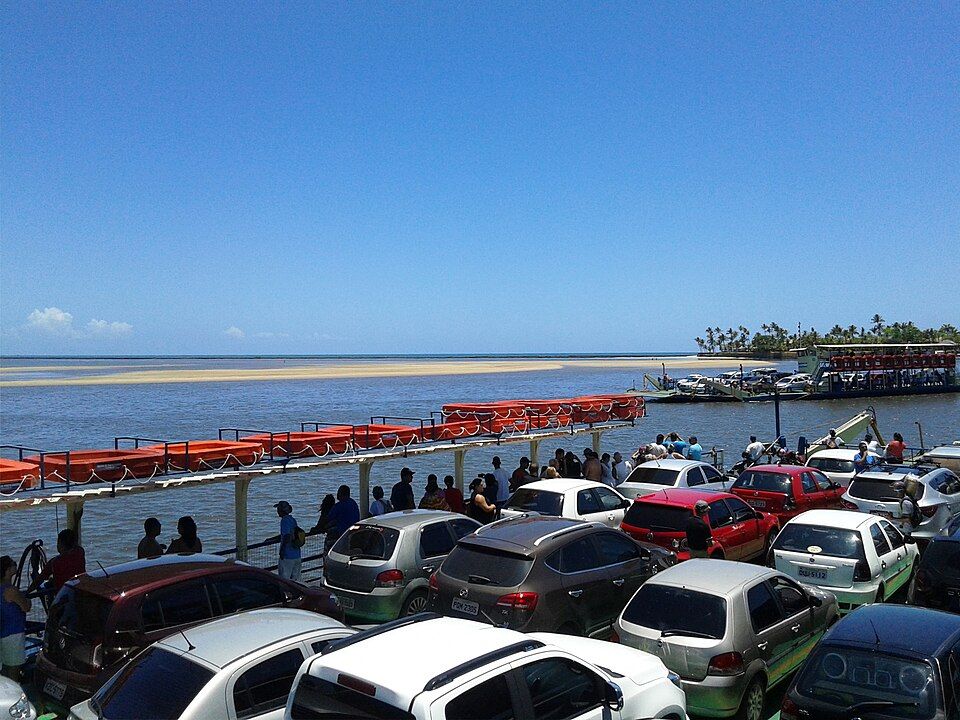 Balsas com veículos na travessia do Rio Buranhém entre Porto Seguro e Arraial d’Ajuda