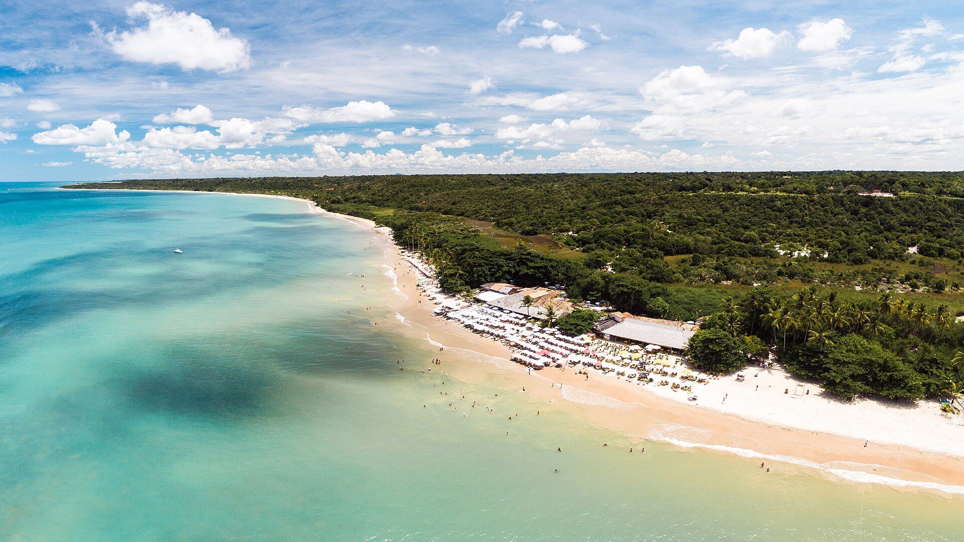 Vista aérea da Praia dos Coqueiros e da costa de Trancoso